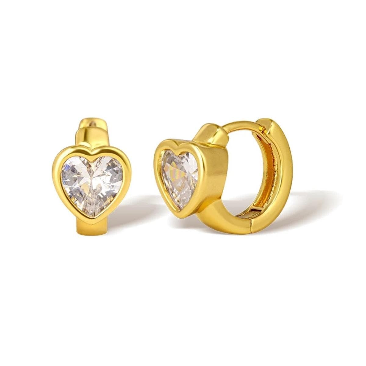 Brinco argola dourado com pingente de coração em destaque.